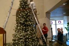 Christmas-Tree-Decorating-4